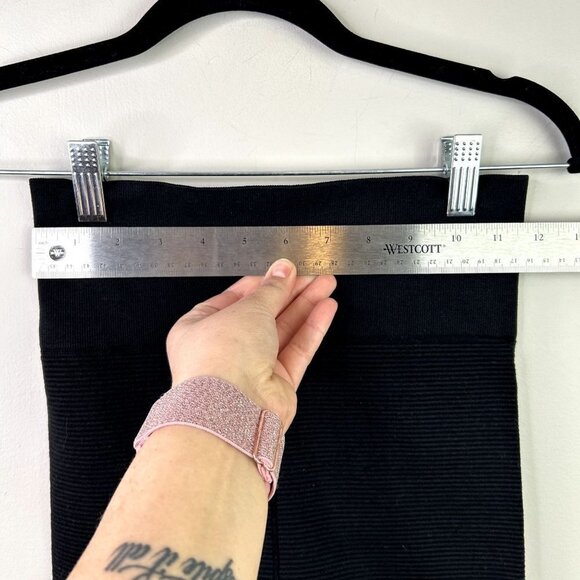 Victorias Secret seamless black ribbed compression shorts size medium - Picture 5 of 10